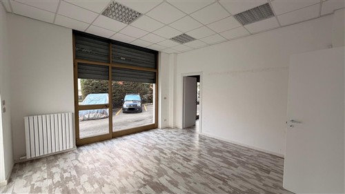Locale Commerciale con Posto Auto Privato. Locato!